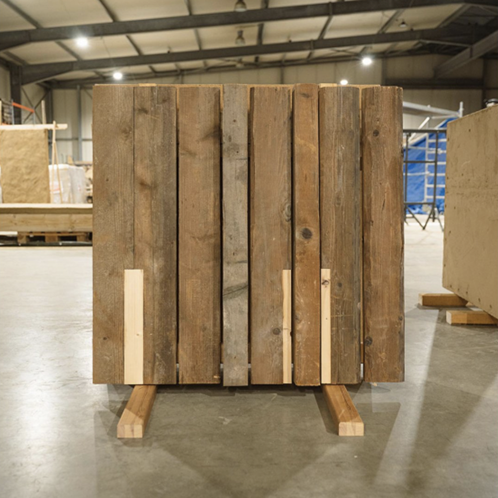 Holzlatten in einem Holzlager oder -werkstatt, auf Paletten gestapelt.